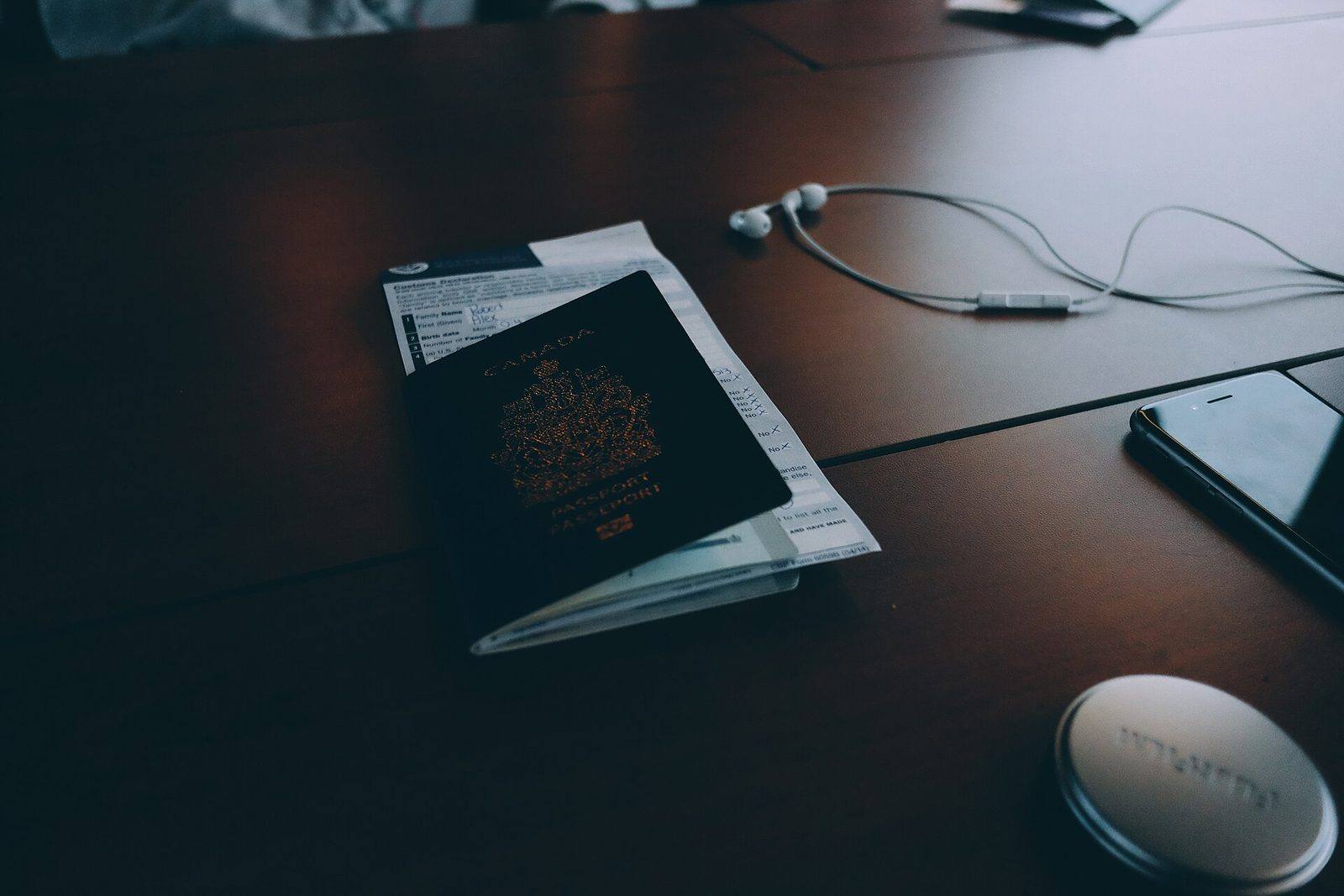 Passaporte e documentos sobre uma mesa