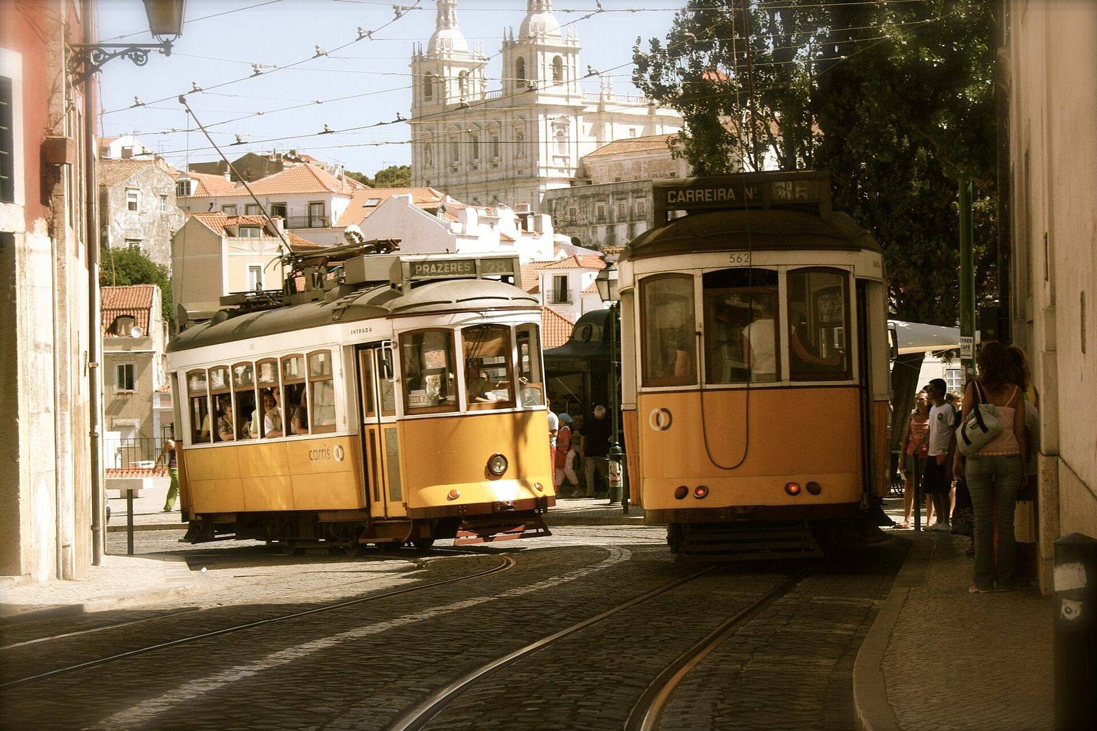 Elétrico amarelo numa rua de Lisboa